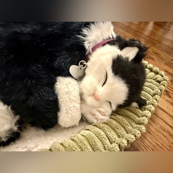Perfect Petzzz Sleeping Cat Plush - Black and White Realistic Breathing. - Picture 3 of 5
